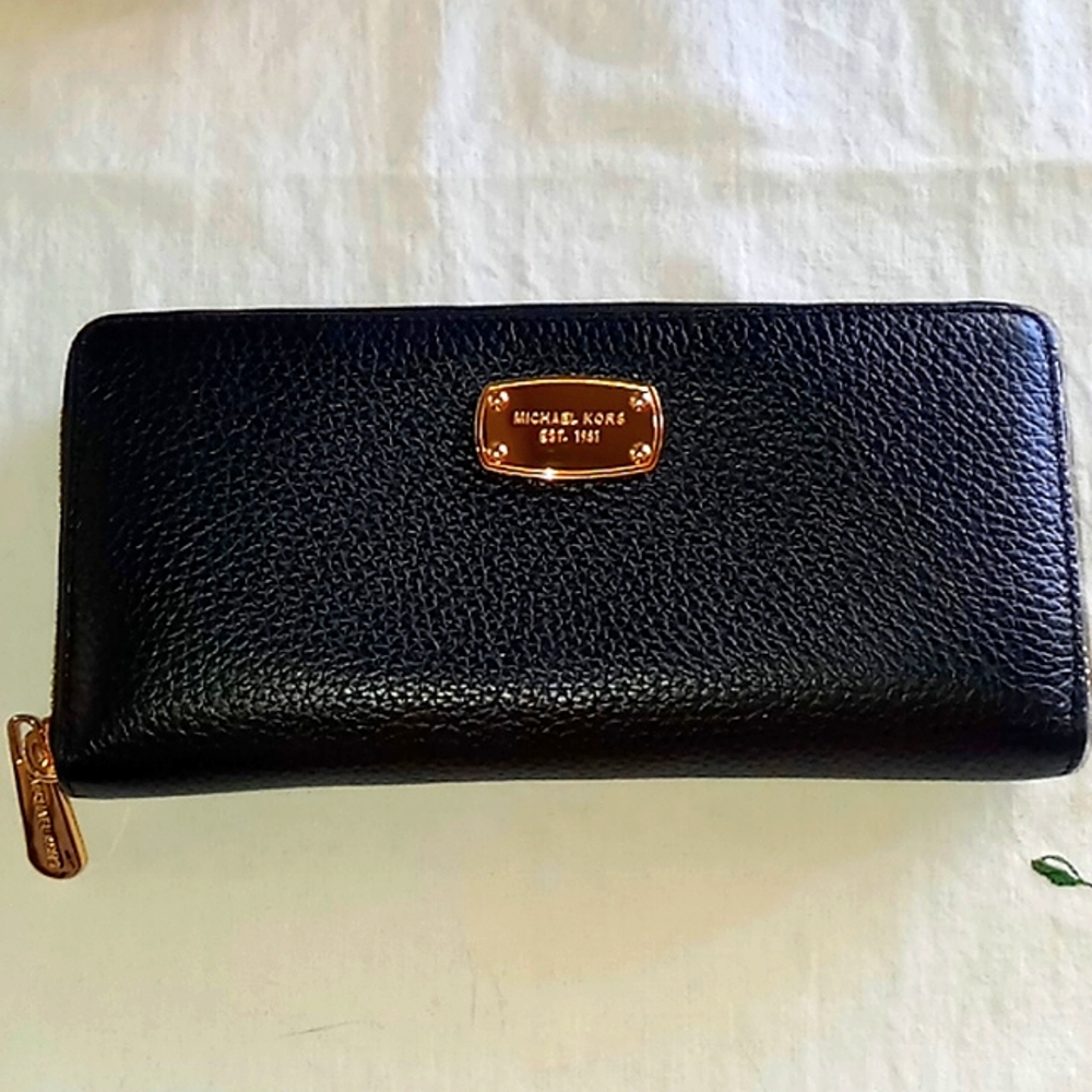 Michael Kors Black LeatherZip Around Wallet